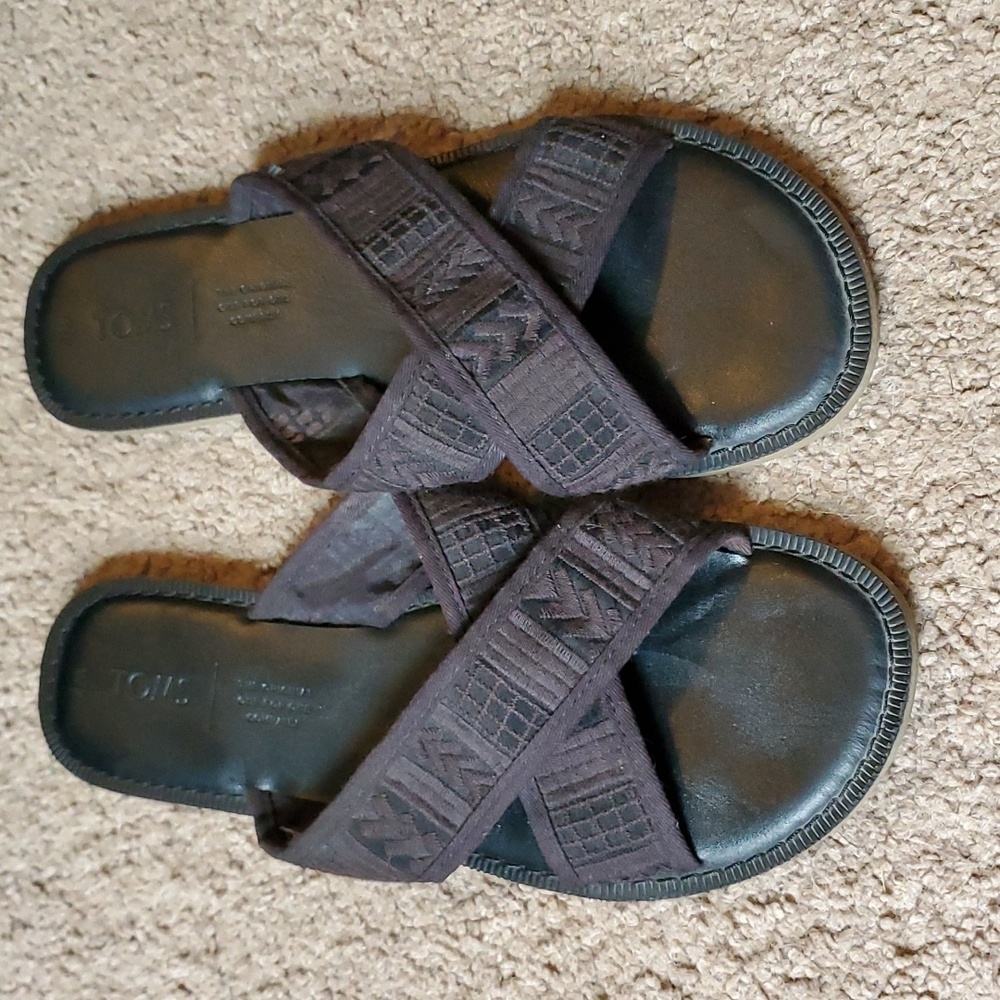 Black Tom's sandals
